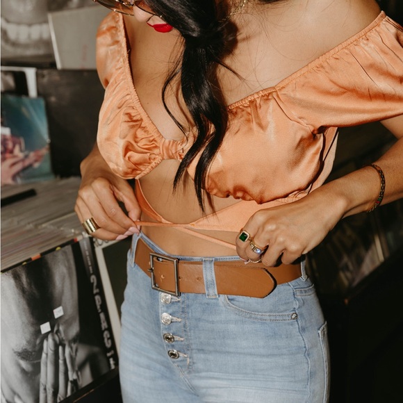 Orange cutout crop top - Picture 3 of 9